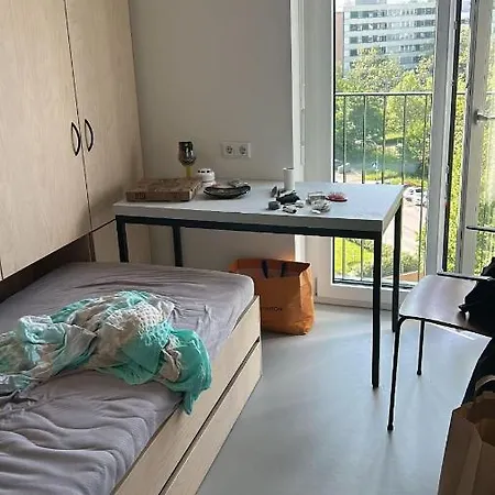 1 Im Studenten Wohnheim * רויטלינגן
